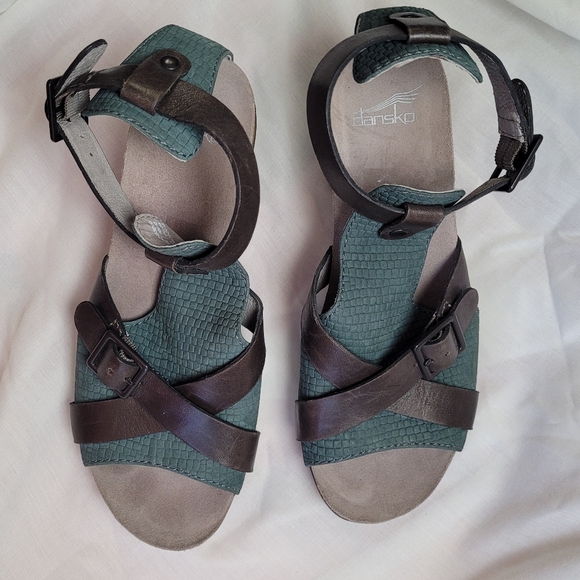 Dansko Dominque heels cross buckle strap sandals - Picture 4 of 16